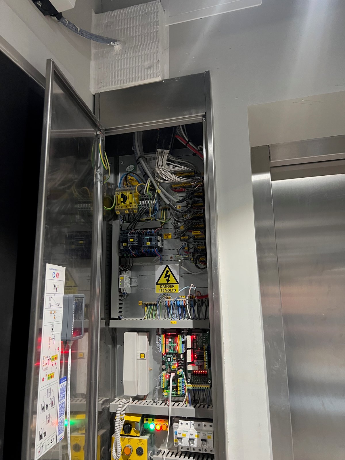 Passenger lift control cabinet with the main circuit board fitted