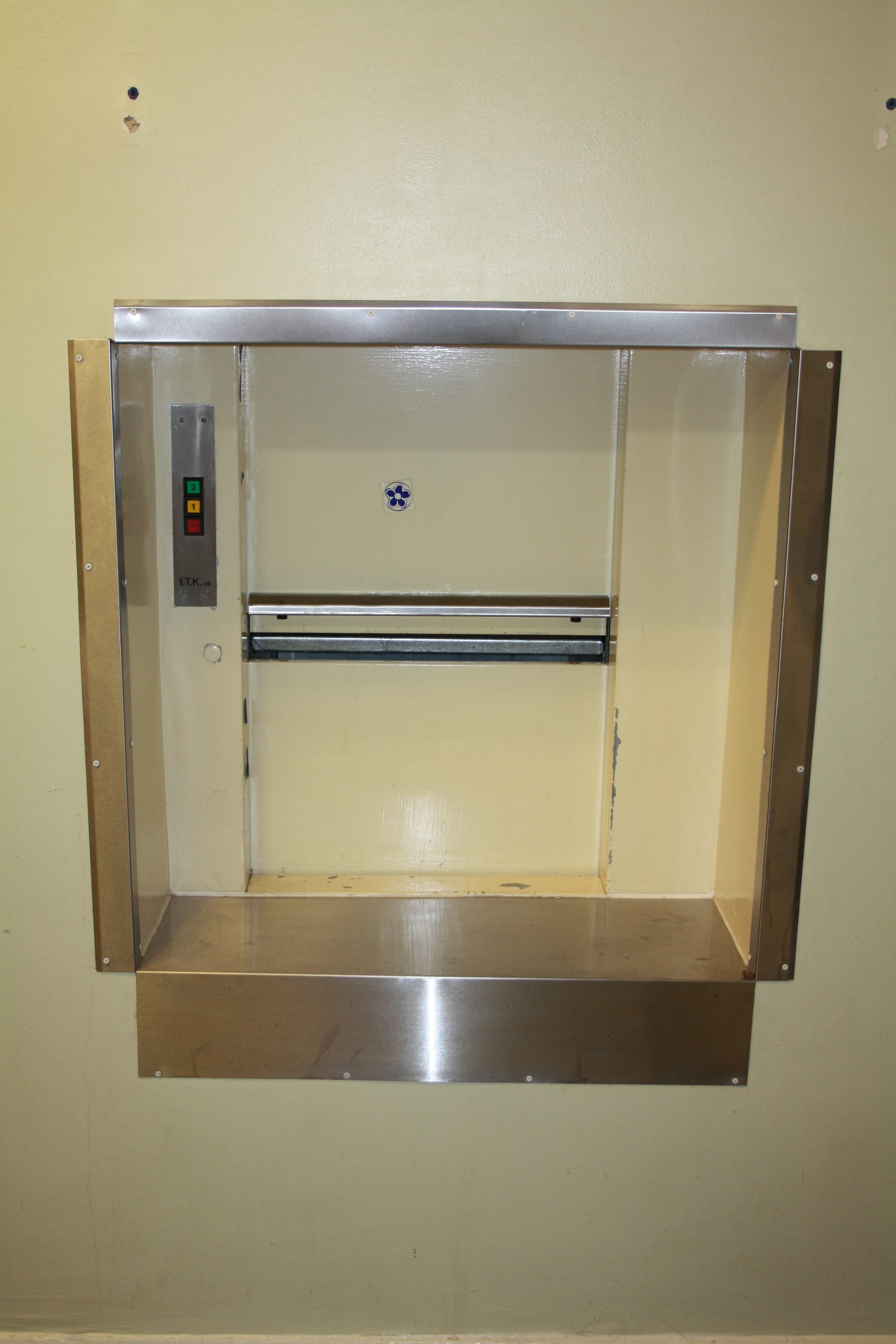 Dumbwaiter lift cabinet